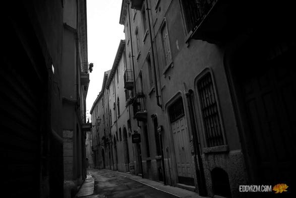 "I have the simplest tastes. I am always satisfied with the best."
~ Oscar Wilde

#Verona #Italia
.
.
.
#sonyalpha #a100
#architecture #photography #Italy #Europe #gooutside #lightroom #blackandwhite #monochrome #bwphotography #exploration #goexplore #wanderer #bw #streetphotography #blackandwhitephotography #urbanphotography #citystreets #quote