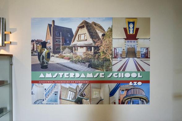 Panneau d’accueil de l’exposition Amsterdamse School & Zo montrant plusieurs photos d’intérieurs et d’extérieurs dans le style École d’Amsterdam.