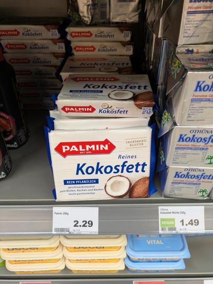 Mehrere Packungen Kokosfett von Palmin in einem Supermarkt Regal. Rechts noch mehr Packungen, unten Magerine.