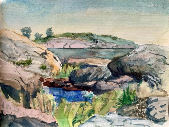 Ein Aquarell, das eine felsige Landschaft mit Gras- und Wasserflecken darstellt. Die Szene umfasst mehrere Felsformationen, sanfte Hügel im Hintergrund und einen Himmel mit sanften Blautönen. Die allgemeine Atmosphäre ist ruhig und natürlich.