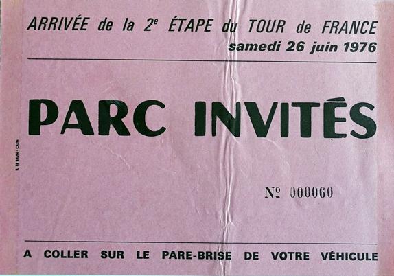 Macaron d'accréditation pour véhicule lors de la 2e étape du Tour de France 1976 (arrivée à Caen)  : parc invité. Papillon mauve, écriture noire