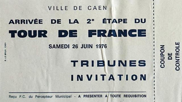 Macaron d'accréditation pour véhicule lors de la 2e étape du Tour de France 1976 (arrivée à Caen) : laissez-passer pour la tribune arrivée. Papillon beige claire, écriture noire
