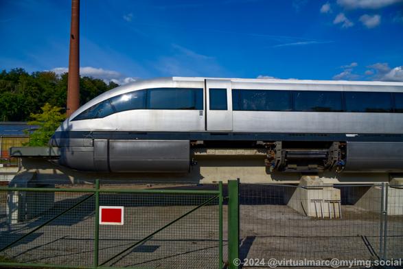 A photo of the front of the Transrapid 07 from the side.