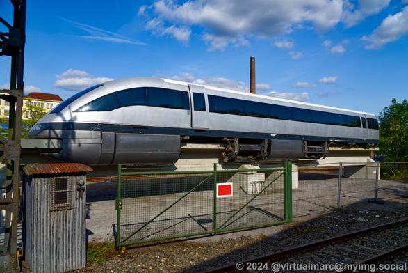 A photo of the full Transrapid 07 from the side.