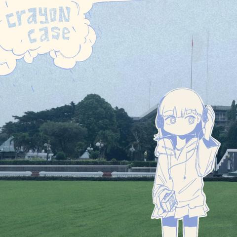 [pochette de single :] Une vue d'un parc public désert, sans doute à Surabaya puisque c'est le titre du single. En surimpression, sur la droite, le dessin (aux contours bleus mais sans couleurs) type manga d'une jeune fille en train d'ajuster le casque de son walkman. Elle fait face au spectateur mais son regard est détourné vers sa gauche. Toujours sous forme de dessin, en haut à gauche, de gros nuages et de la pluie, alors que le cliché du parc fait apparaître un ciel dégagé. Sur ces nuages, dans le même bleu que le dessin, le nom du groupe (Crayon Case).