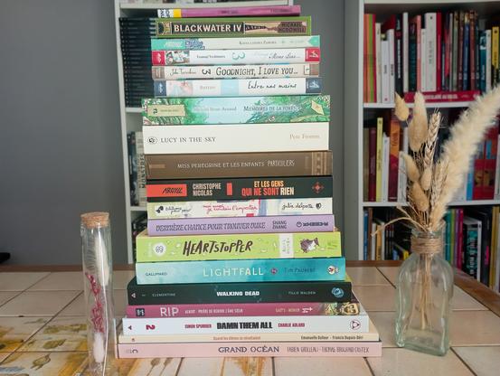 Une photo des livres cités empilés les uns sur les autres sur une table.