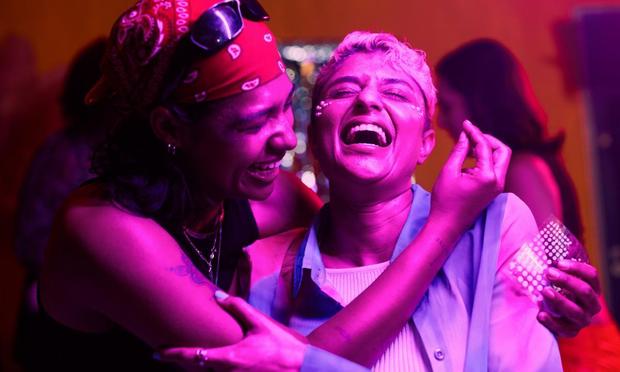 Pareja de chicas en una fiesta LGTBIQ+. (Getty Images)