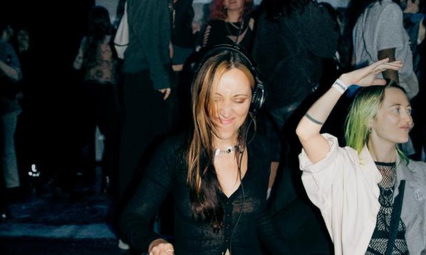 Imagen de Maia y Verushka en una de las sesiones de 'Me siento Extraña'. (Cortesía de MSE)