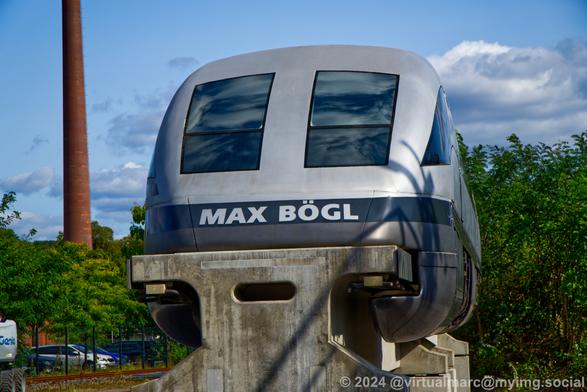 A photo of the Transrapid 07 from the front, with the company name of Max Bögl written on it.