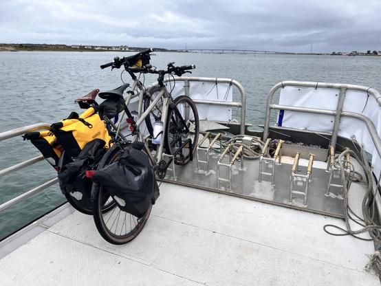 Les deux vélos, installés comme il faut sur le bateau, lors de la traversée.