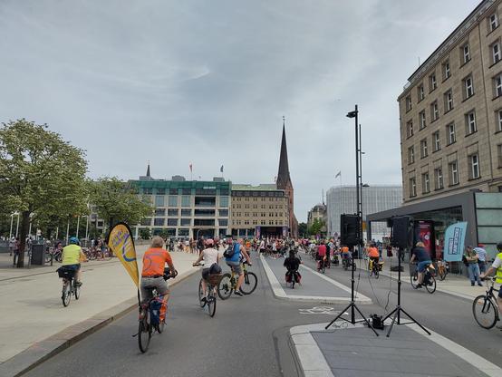 Fahrradfahrer auf dem verkehrsberuhigten autofreien Jungfernstieg in Hamburg.