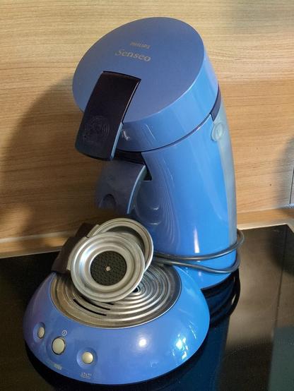 Blaue Senseo Kaffeemaschine mit zwei Pad Einsätzen.