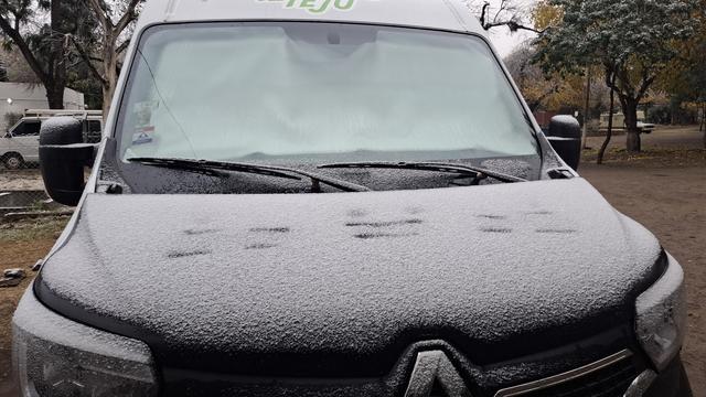 Gefrorene Windschutzscheibe und Kühlerhaube