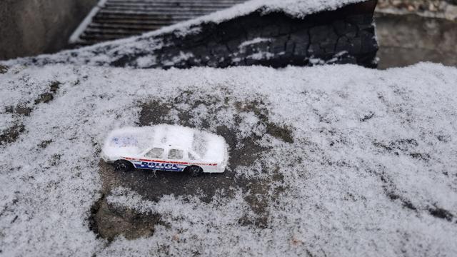 Selbst die Polizei war eingeschneit 😀
Vergessenes Spielzeug vom Nachbarkind