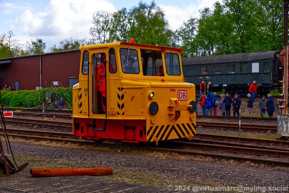 A photo of a battery electric shunting train called Emma. It is painted in yellow.