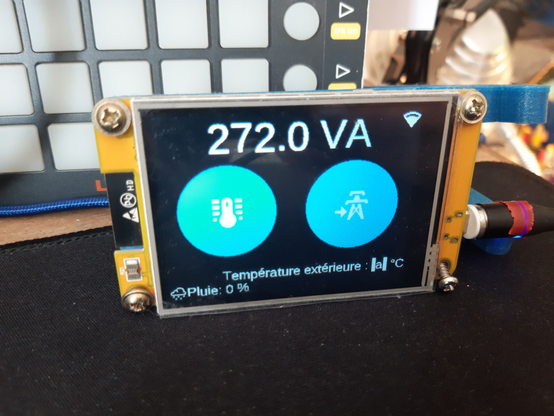 Photo d'un écran sur une carte électronique jaune
