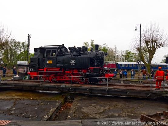 A photo of a black steam locomotive on the turntable. It's a locomotive of the Ruhrkohle AG (RAG) and has the number D-724.