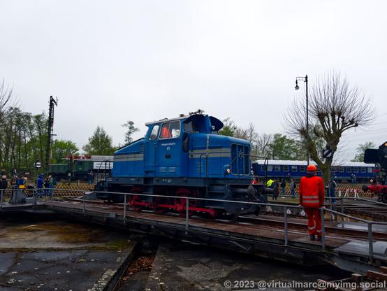 A photo of a blue steam locomotive of the Hespertalbahn on the turntable.