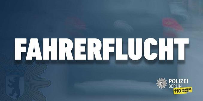 Großformatiger Text in weißer, serifenloser Schrift vor einem dunkelblauen, leicht verschwommenen Hintergrund. Der Text lautet "FAHRERFLUCHT". Links im Bild ist das silberne Wappen der Polizei Berlin mit dem Berliner Bären und einer Krone zu sehen. Rechts unten befindet sich ebenfalls das Symbol der Polizei Berlin, daneben der Schriftzug "POLIZEI BERLIN". Darunter ein gelber Aufkleber mit der Notrufnummer "110" und dem Text "PROZENT BERLIN". Der Hintergrund ist abstrakt gehalten, mit helleren und dunkleren blauen Bereichen und unscharfen Formen, die Bewegung oder Geschwindigkeit andeuten könnten. Das Bild ist ein grafischer Hinweis oder eine Information zum Thema Fahrerflucht, bereitgestellt von der Polizei Berlin. Es vermittelt eine ernste Botschung im Zusammenhang mit Verkehrsstraftaten.
