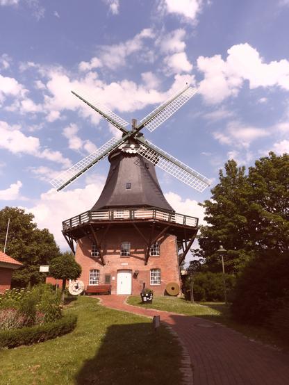 Neulich war ich zum Betriebsausflug im Zoo in #Gettorf. Ich bin von #Dithmarschen aus direkt mit dem Zug dorthin gefahren. Am Bahnhof liegt die #Windmühle Gettorf, die ich mir auf dem Rückweg noch angesehen habe.