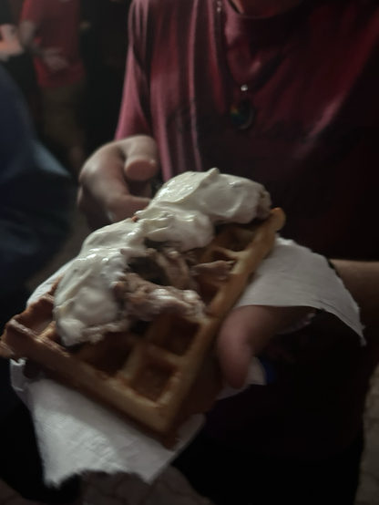 Waffel mit Spanferkel und Weißem Dip