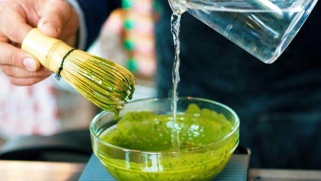 La preparació de te matxa (Unsplash)