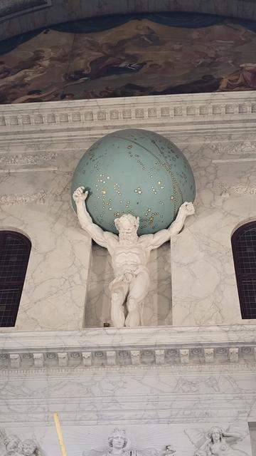 Wit marmeren beeld van Atlas met het heelal op zijn schouders