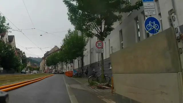 POV Radfahrer: die bis auf Baumaterial, Baustellenwände, Schutt und Container recht leere Habsburgerstraße.