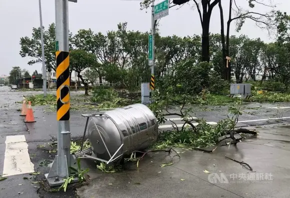 A steel water drum was blown off the roof of a building and landed on the street in Chiayi City during Typhoon Danas.

Photo source: Central News Agency
https://www.cna.com.tw/news/ahel/202507070027.aspx
