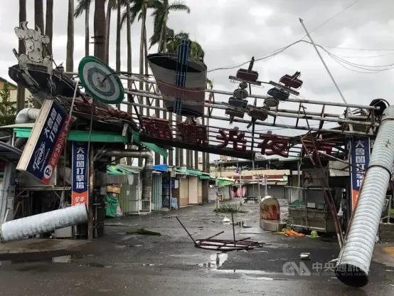The entrance gate to a night market in Chiayi City collapsed during Typhoon Danas.

Photo source: Central News Agency
https://www.cna.com.tw/news/ahel/202507070027.aspx