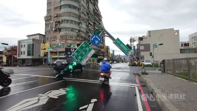 A traffic light pole at an intersection in Chiayi City was blown to the ground during Typhoon Danas. Surprisingly the signals still worked despite being on the ground, but it was treacherous for motor vehicles to pass through.

Photo source: Central News Agency
https://www.cna.com.tw/news/ahel/202507070027.aspx