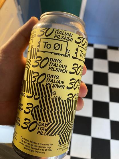 Ugens øl 30 Days Italian Pilsner bliver holdt op i en hånd