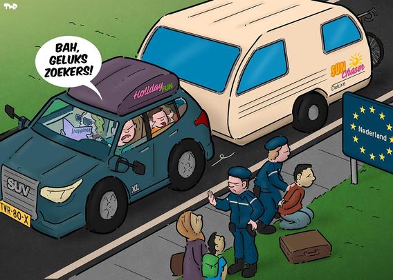 Cartoon met daarop een luxe SUV die een caravan trekt en de Nederlandse grens passeert richting een vakantiebestemming. Op het dak van de SUV is een dakkoffer gemonteerd met de tekst 'Holiday Fun' en op de caravan staat de tekst 'Sun Chaser Deluxe'. In de auto is de vrouw in de bijrijdersstoel de Happinez aan het lezen, terwijl de man boos naar buiten kijkt waar de marechaussee een aantal vluchtelingen bij de grens aanhoudt. De man roept vanuit de auto: 'Bah, gelukszoekers!'