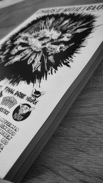 zine CHAOS W MOJEJ GŁOWIE leżący na stole, zdjęcie zrobione z perspektywy ukazującej pancerną grubość zina