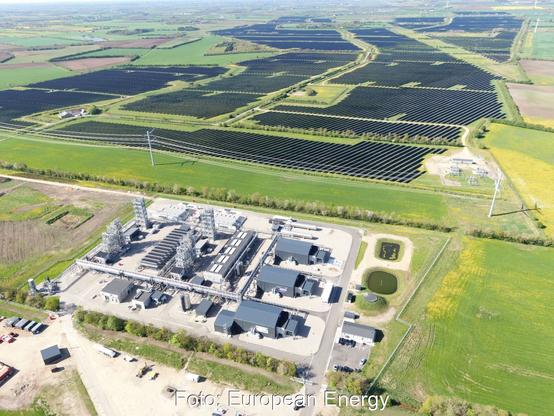 Luftbild zeigt Chemieanlage mit ausgedehntem PV-Park nebenan.