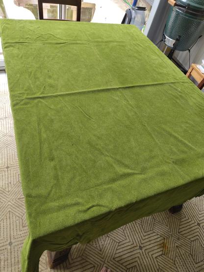 Table recouverte d'un tapis de jeu qui simule de l'herbe