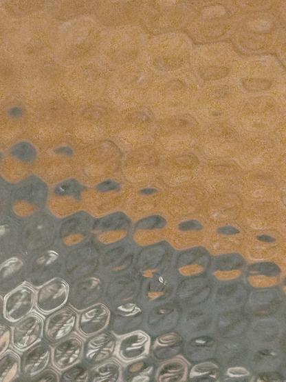 Transparència dels colors de fons d'un got en macro.