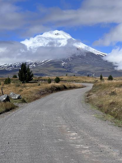 Route de gravier devant un volcan