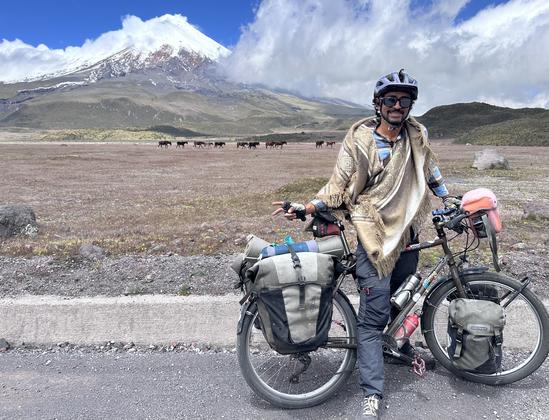 Un cycliste devant un volcan