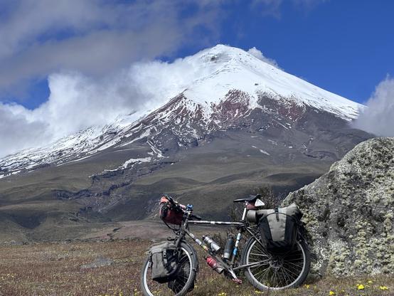 Vélo de voyage devant un volcan