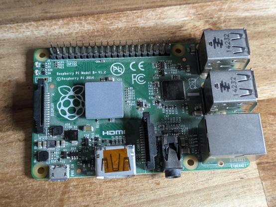 Vu du dessus de la carte de nano ordinateur raspberry pi 3 b+ de 2014