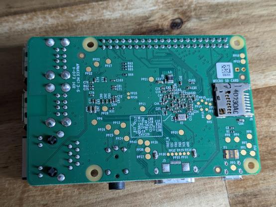 Vu du dessous de la carte de nano ordinateur raspberry pi 3 b+ de 2014