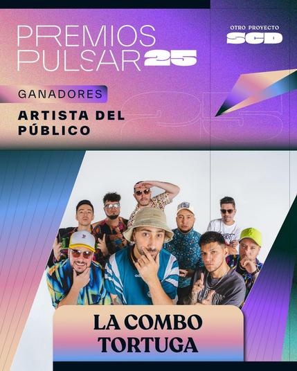 Imagen promocional de los Premios Pulsar 25.  Anuncia a La Combo Tortuga como ganadores del premio "Artista del Público". Muestra una foto grupal del grupo musical, compuesto por varios hombres jóvenes, vestidos con ropa casual.  El fondo es un diseño gráfico con colores morados y rosados.  También se ve el logo de "Otro Proyecto SCD".