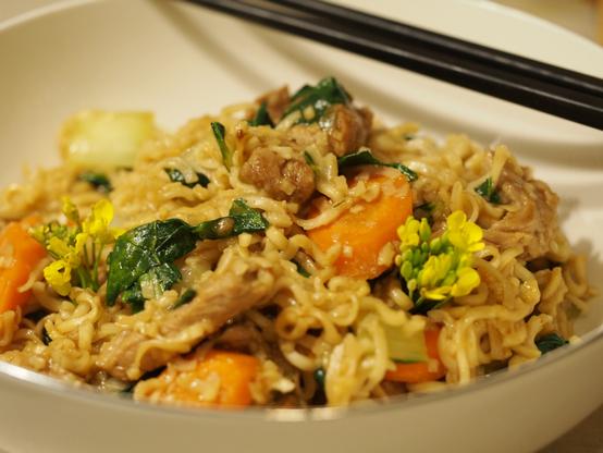 Gebratene Nudeln mit mariniertem Schweinefleisch, Karotten und Pak Choi