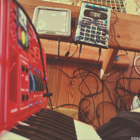 Blick über die Tasten eines Piano Akkordeons auf ein Tenori-On und einen Roland Sampler. Die Geräte sind verkabelt.