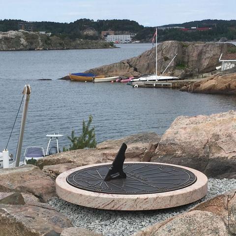 Bronze with natural stone