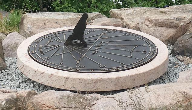 Sundial of bronze with natural stone. #sundial #sundials #zonnewijzer #zonnewijzers #zonnewijzeropmaat #brons #bronze #naturalstone
#astronomie #astronomy #solartime