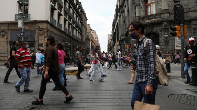 Personas caminan por las calles del Centro Histórico