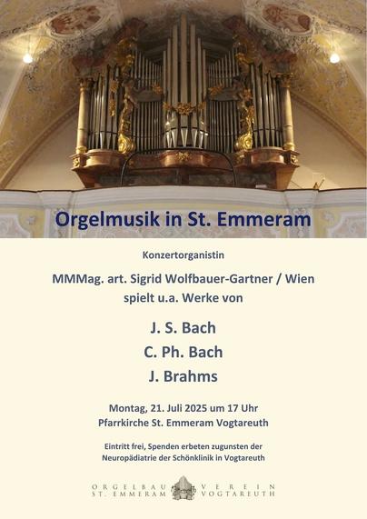 Plakateinladung zum Orgelkonzert: Oben ist in dunkel-goldenener Atmosphäre eine Ansicht eines barocken Orgelprospekts zu sehen, darüber ist der Titel gelegt: „Orgelmusik in St. Emmeram“. Die unteren drei Fünftel der Seite haben einen cremeweißen Hintergrund, darauf dieser Text: „Konzertorganistin MMMag. art. Sigrid Wolfbauer-Gartner / Wien spielt u.a. Werke von J. S. Bach, C. Ph. Bach, J. Brahms. Montag, 21. Juli 2025 um 17 Uhr, Pfarrkirche St. Emmeram Vogtareuth. Eintritt frei, Spenden erbeten zugunsten der Neuropädiatrie der Schönklinik in Vogtareuth“. Am unteren Seitenrand ist außerdem das Logo des Orgelbauvereins.