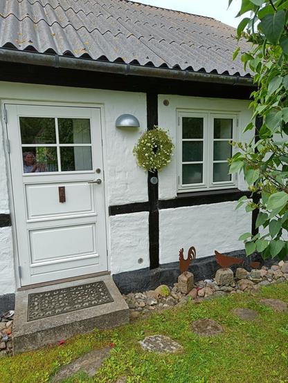 Sommerhuset med krans ved døren